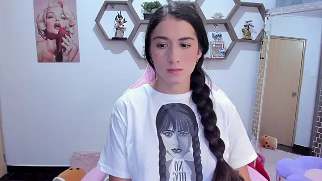 SharonSander online show from April 19, 2026, 12:44 am