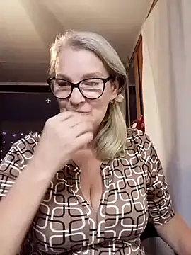 irinamaux online show from November 7, 2025, 7:07 pm