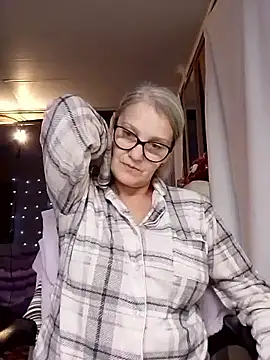 irinamaux online show from November 5, 2025, 4:10 pm