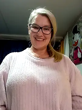 irinamaux online show from April 5, 2026, 7:42 pm