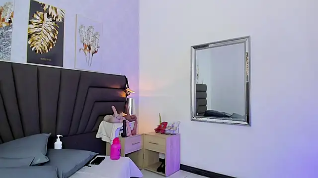 Sofi Perez  online show from June 3, 2026, 2:33 pm