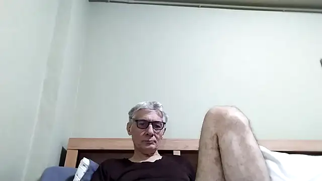 Snapshot of BIGUNCUTHARDCOCK chatting on November 28, 2025, 1:44 pm BIGUNCUTHARDCOCK online show from November 28, 2025, 1:44 pm