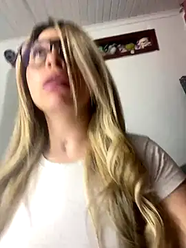 Snapshot of CristalGmez chatting on December 4, 2024, 11:41 pm CristalGmez online show from December 4, 2024, 11:41 pm