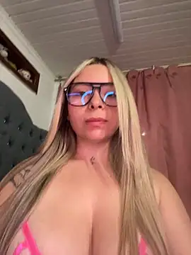 Snapshot of CristalGmez chatting on October 8, 2025, 2:24 am CristalGmez online show from October 8, 2025, 2:24 am