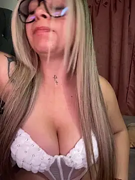 Snapshot of CristalGmez chatting on September 19, 2025, 2:15 am CristalGmez online show from September 19, 2025, 2:15 am