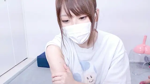 Snapshot of hi---chan- chatting on August 6, 2026, 7:20 pm hi---chan- online show from August 6, 2026, 7:20 pm