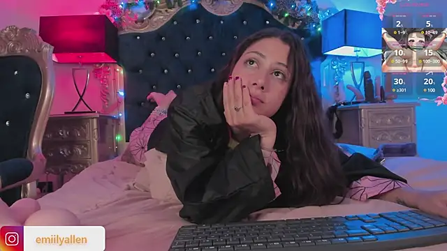 Snapshot of EmilyAllen_ chatting on December 19, 2024, 12:01 pm EmilyAllen online show from December 19, 2024, 12:01 pm