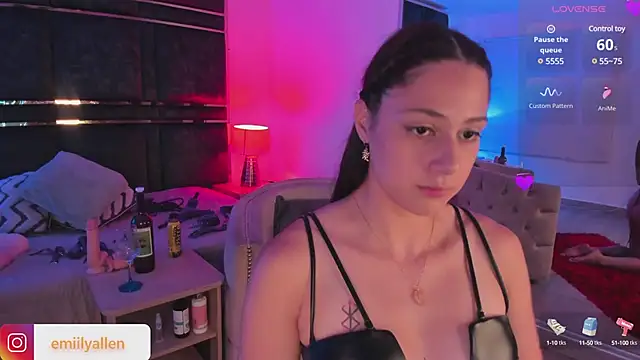 Snapshot of EmilyAllen_ chatting on January 25, 2025, 6:01 am EmilyAllen online show from January 25, 2025, 6:01 am