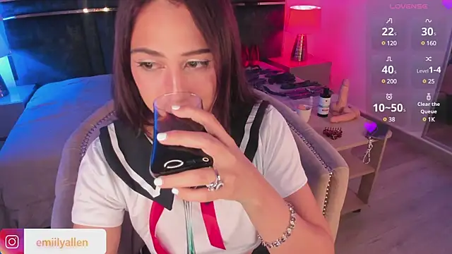 Snapshot of EmilyAllen_ chatting on January 22, 2025, 6:10 am EmilyAllen online show from January 22, 2025, 6:10 am