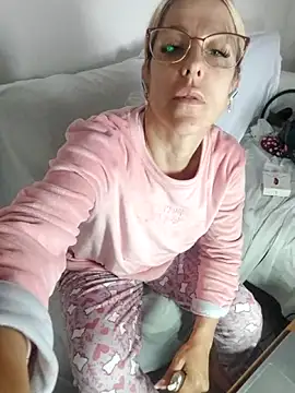 Snapshot of blondyruby chatting on November 14, 2025, 8:29 am blondyruby online show from November 14, 2025, 8:29 am