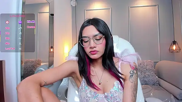 Snapshot of AzuraKindong chatting on November 24, 2025, 7:25 pm AzuraKindong online show from November 24, 2025, 7:25 pm