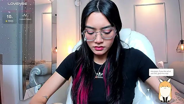 Snapshot of AzuraKindong chatting on November 7, 2025, 7:18 pm AzuraKindong online show from November 7, 2025, 7:18 pm