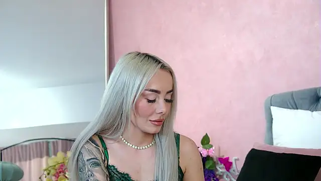 Snapshot of FrancescaMcGray chatting on November 12, 2025, 8:51 am FrancescaMcGray online show from November 12, 2025, 8:51 am