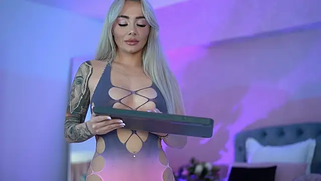 Snapshot of FrancescaMcGray chatting on November 21, 2025, 7:29 am FrancescaMcGray online show from November 21, 2025, 7:29 am