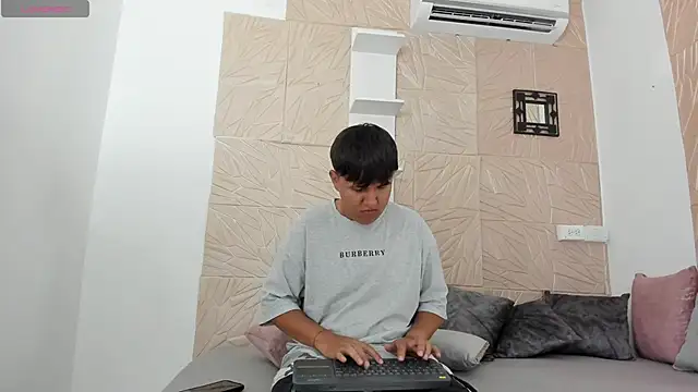 Snapshot of aron_alexa chatting on December 16, 2025, 8:57 pm aron alexa online show from December 16, 2025, 8:57 pm