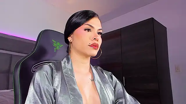 Emmilysantibanez online show from March 8, 2026, 1:58 pm