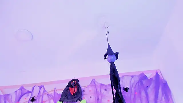 Snapshot of sophie-newton chatting on October 28, 2025, 12:26 pm sophie-newton online show from October 28, 2025, 12:26 pm