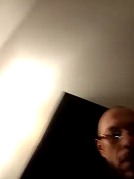 Guitccch online show from April 4, 2026, 3:46 am