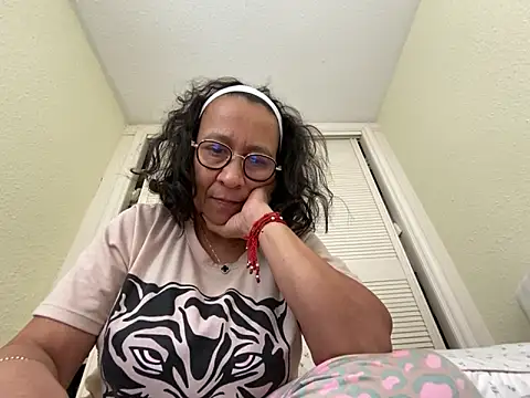 sweeviolet online show from February 2, 2025, 9:40 am