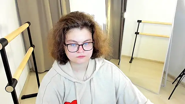 Sashy Way online show from September 17, 2025, 9:06 pm