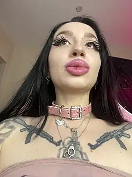Snapshot of Molly__Moon chatting on June 2, 2026, 4:01 am Molly Moon online show from June 2, 2026, 4:01 am