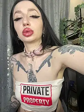 Snapshot of Molly__Moon chatting on February 4, 2026, 2:28 am Molly Moon online show from February 4, 2026, 2:28 am