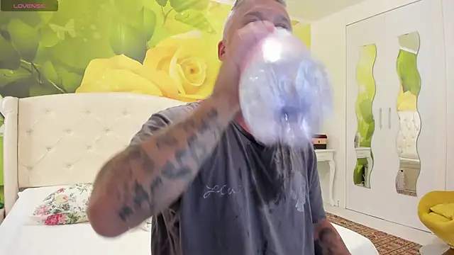 BlowMyXXL online show from May 13, 2026, 1:07 pm