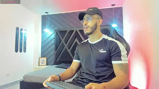 Snapshot of Liam_Kleiin chatting on November 15, 2025, 11:25 am Liam Kleiin online show from November 15, 2025, 11:25 am