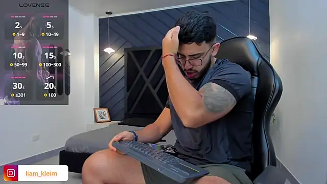 Snapshot of Liam_Kleiin chatting on October 28, 2025, 11:20 am Liam Kleiin online show from October 28, 2025, 11:20 am