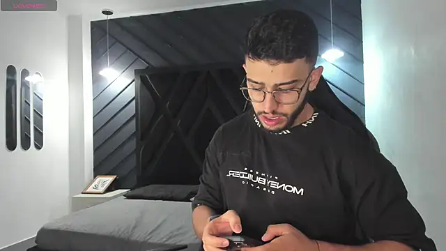 Snapshot of Liam_Kleiin chatting on November 12, 2025, 11:25 am Liam Kleiin online show from November 12, 2025, 11:25 am