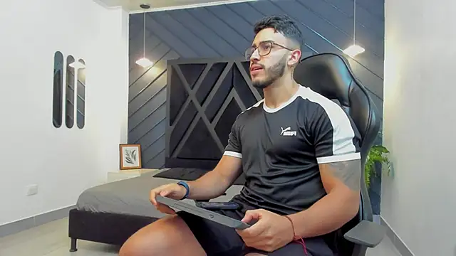 Snapshot of Liam_Kleiin chatting on October 25, 2025, 11:20 am Liam Kleiin online show from October 25, 2025, 11:20 am