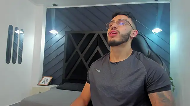 Snapshot of Liam_Kleiin chatting on November 11, 2025, 11:38 am Liam Kleiin online show from November 11, 2025, 11:38 am