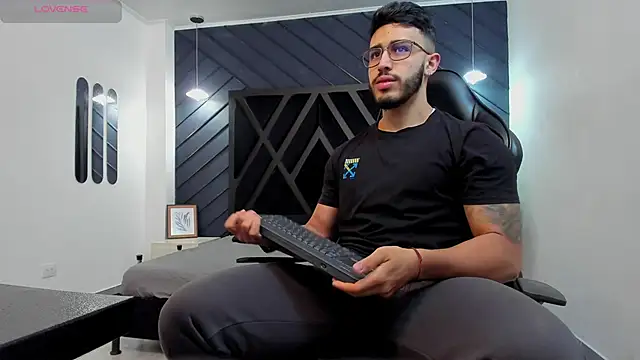 Snapshot of Liam_Kleiin chatting on November 19, 2025, 11:32 am Liam Kleiin online show from November 19, 2025, 11:32 am