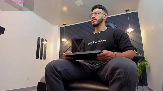 Snapshot of Liam_Kleiin chatting on October 23, 2025, 11:20 am Liam Kleiin online show from October 23, 2025, 11:20 am