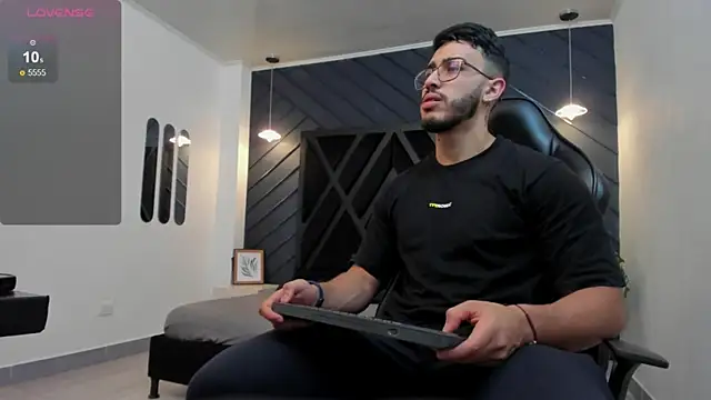 Snapshot of Liam_Kleiin chatting on October 27, 2025, 11:44 am Liam Kleiin online show from October 27, 2025, 11:44 am