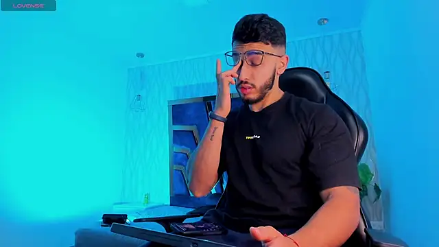 Snapshot of Liam_Kleiin chatting on November 27, 2025, 11:21 am Liam Kleiin online show from November 27, 2025, 11:21 am