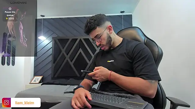 Snapshot of Liam_Kleiin chatting on November 10, 2025, 11:26 am Liam Kleiin online show from November 10, 2025, 11:26 am