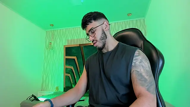 Snapshot of Liam_Kleiin chatting on November 26, 2025, 11:21 am Liam Kleiin online show from November 26, 2025, 11:21 am