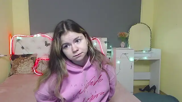 Snapshot of TinaRedly chatting on April 24, 2026, 5:53 am TinaRedly online show from April 24, 2026, 5:53 am