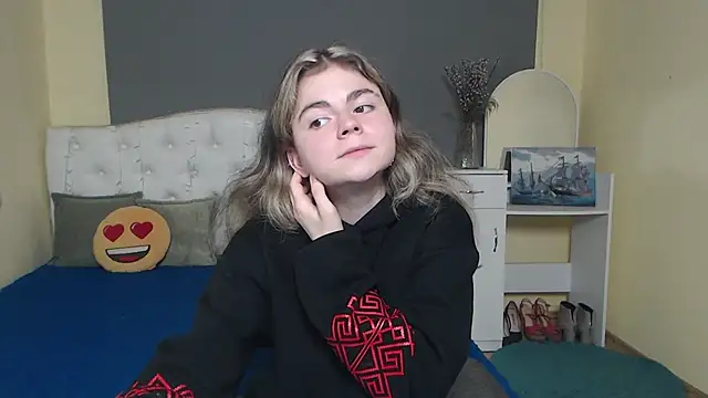 TinaRedly online show from November 10, 2025, 6:35 pm