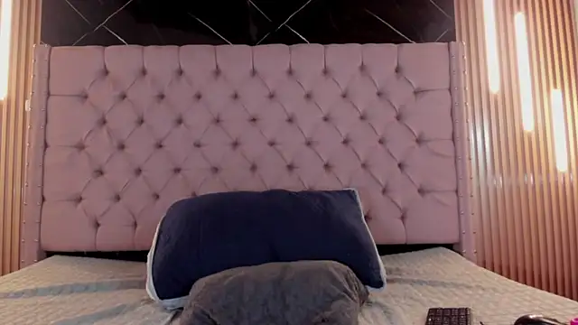 AinaPink online show from March 3, 2025, 5:31 pm