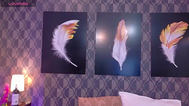 Snapshot of SharomRoss chatting on March 18, 2025, 10:48 pm SharomRoss online show from March 18, 2025, 10:48 pm