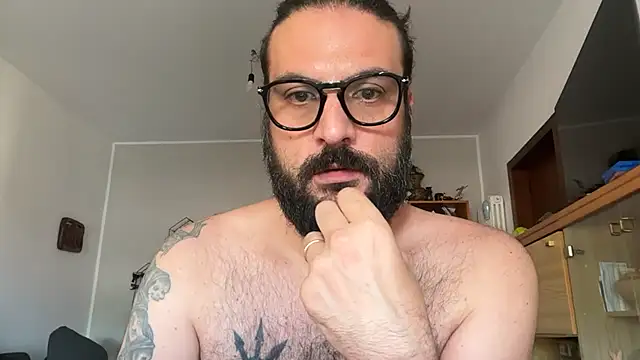 Snapshot of beardo85 chatting on June 23, 2026, 12:47 pm beardo85 online show from June 23, 2026, 12:47 pm