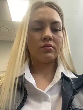 Snapshot of DreamGirl-777 chatting on January 22, 2025, 7:25 am DreamGirl-777 online show from January 22, 2025, 7:25 am