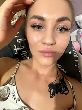 Snapshot of DreamGirl-777 chatting on October 5, 2025, 2:52 pm DreamGirl-777 online show from October 5, 2025, 2:52 pm