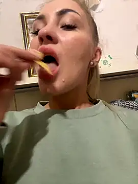 Snapshot of DreamGirl-777 chatting on October 28, 2025, 1:10 pm DreamGirl-777 online show from October 28, 2025, 1:10 pm