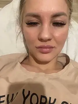 Snapshot of DreamGirl-777 chatting on January 7, 2025, 12:31 pm DreamGirl-777 online show from January 7, 2025, 12:31 pm