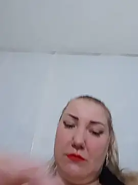 Snapshot of EmmaQueen4 chatting on June 3, 2026, 7:09 am EmmaQueen4 online show from June 3, 2026, 7:09 am