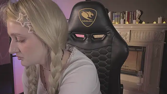 ELLIEJAY online show from April 19, 2026, 5:19 am