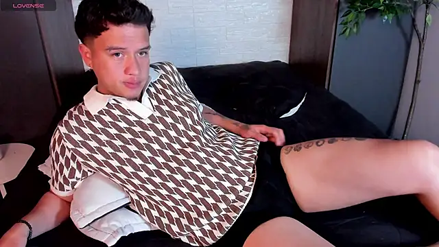 Snapshot of MrUniverse_ chatting on January 7, 2025, 5:43 am MrUniverse online show from January 7, 2025, 5:43 am